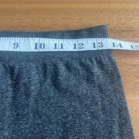 Leggings Charcoal Gray 
Excellent Conditions 
Size S/M.
#503 - Picture 2 of 5